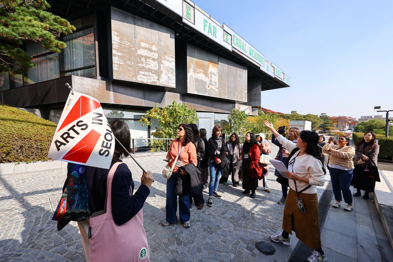 2025년 서울 예술관광 시범코스에 참여한 외국인 관광객들이 리움미술관 건축투어에 참여하고 있다.사진제공 |서울관광재단