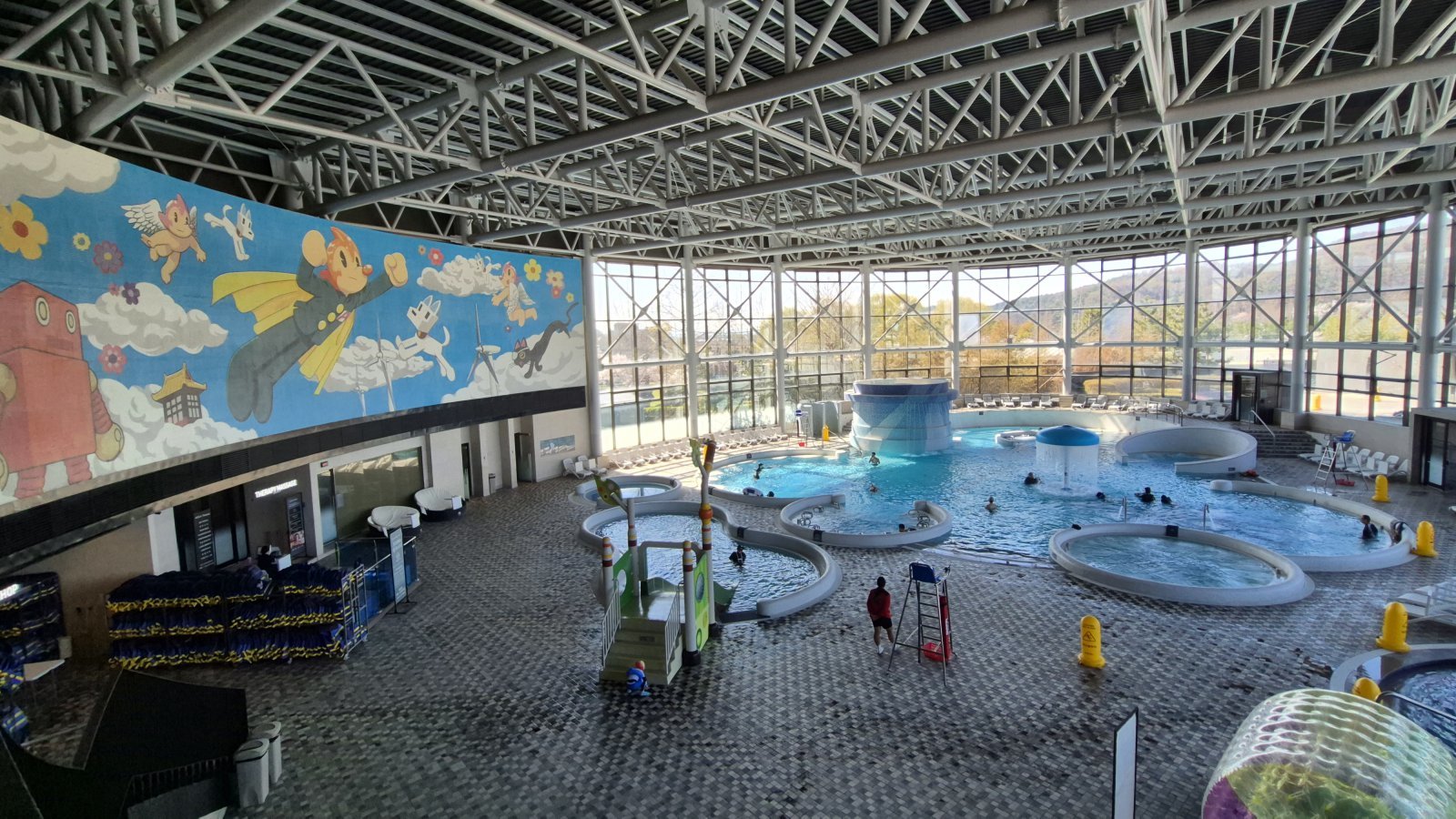 파라다이스 스파도고의 실내 전경. 뭐니 뭐니 해도 이곳의 최고 장점은 국내 최고 수준의 유황온천수를 사용한다는 점이다.