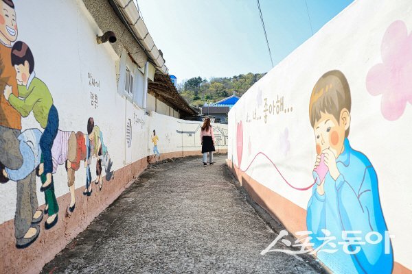 울진 후포의 바닷가 마을 골목을 따라 조성된 사계절 내내 화사한 색감의 벽화마을. 사진제공 ㅣ 울진군