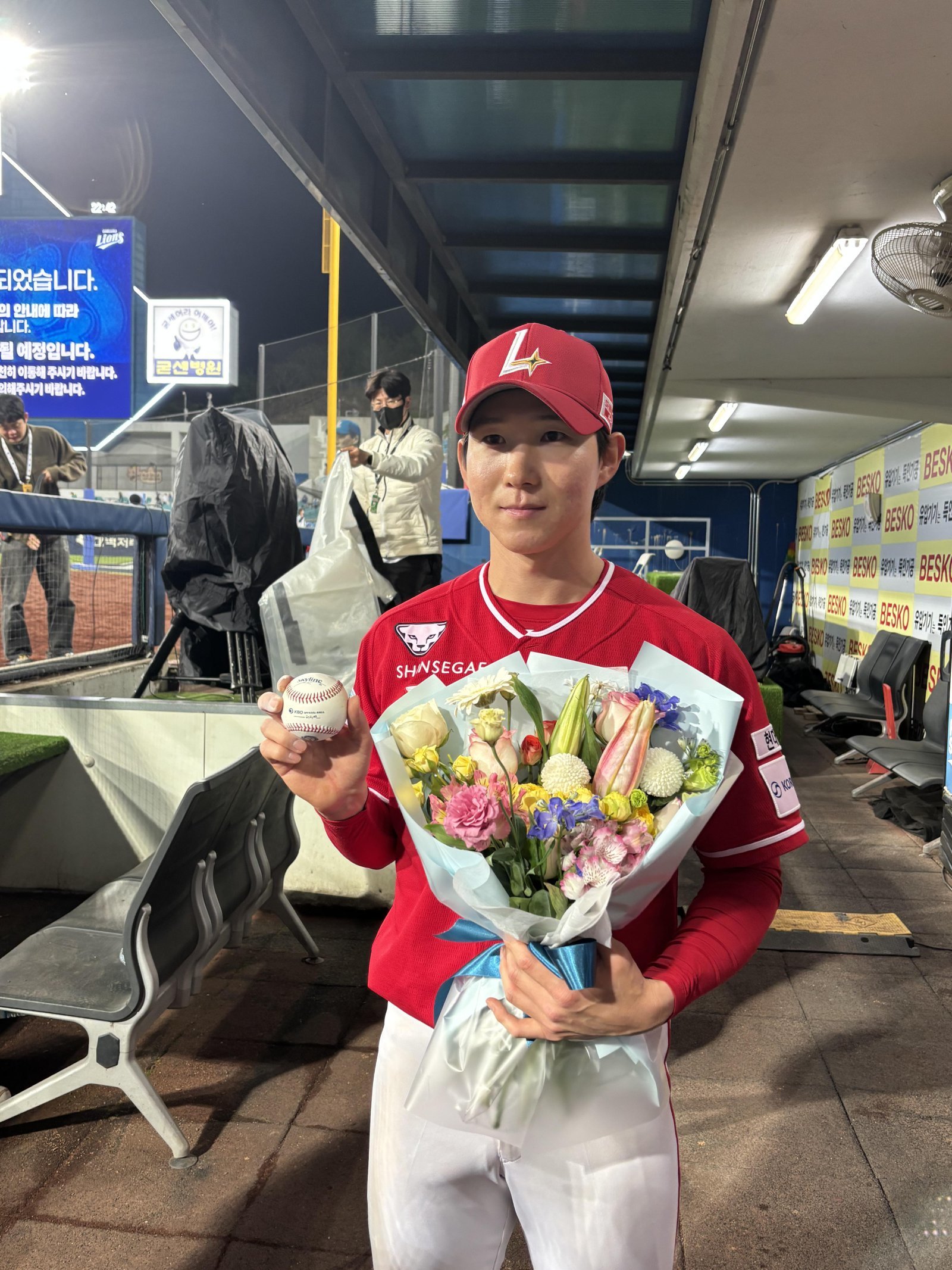 SSG 박성한이 21일 대구 삼성전서 KBO 역대 최장 개막전 이후 19연속 경기 안타 기록을 세운 뒤 꽃다발과 기념구를 들고 기념촬영을 하고 있다. 대구｜강산 기자