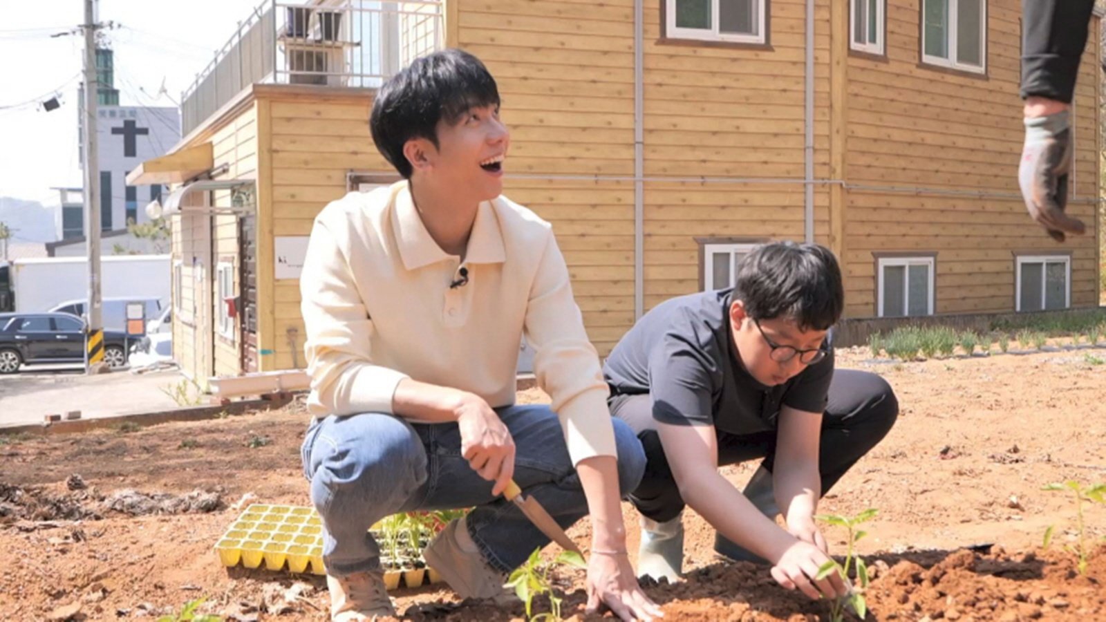 이승기, 텃밭 일꾼으로 변신…물 나르고 수확까지 (동행)