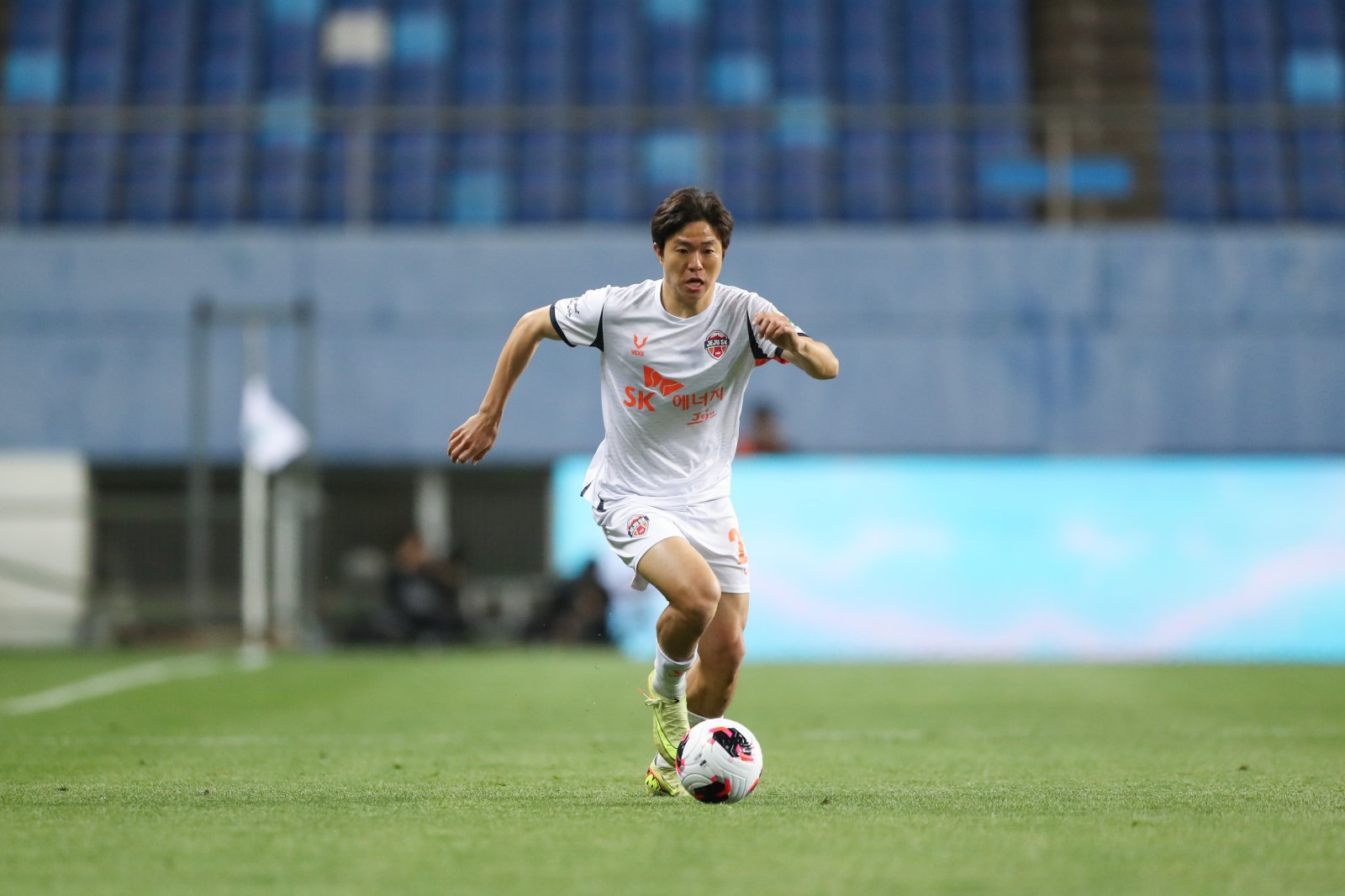 제주 권창훈이 22일 대전하나와 원정경기 도중 드리블하고 있다. 사진제공｜한국프로축구연맹