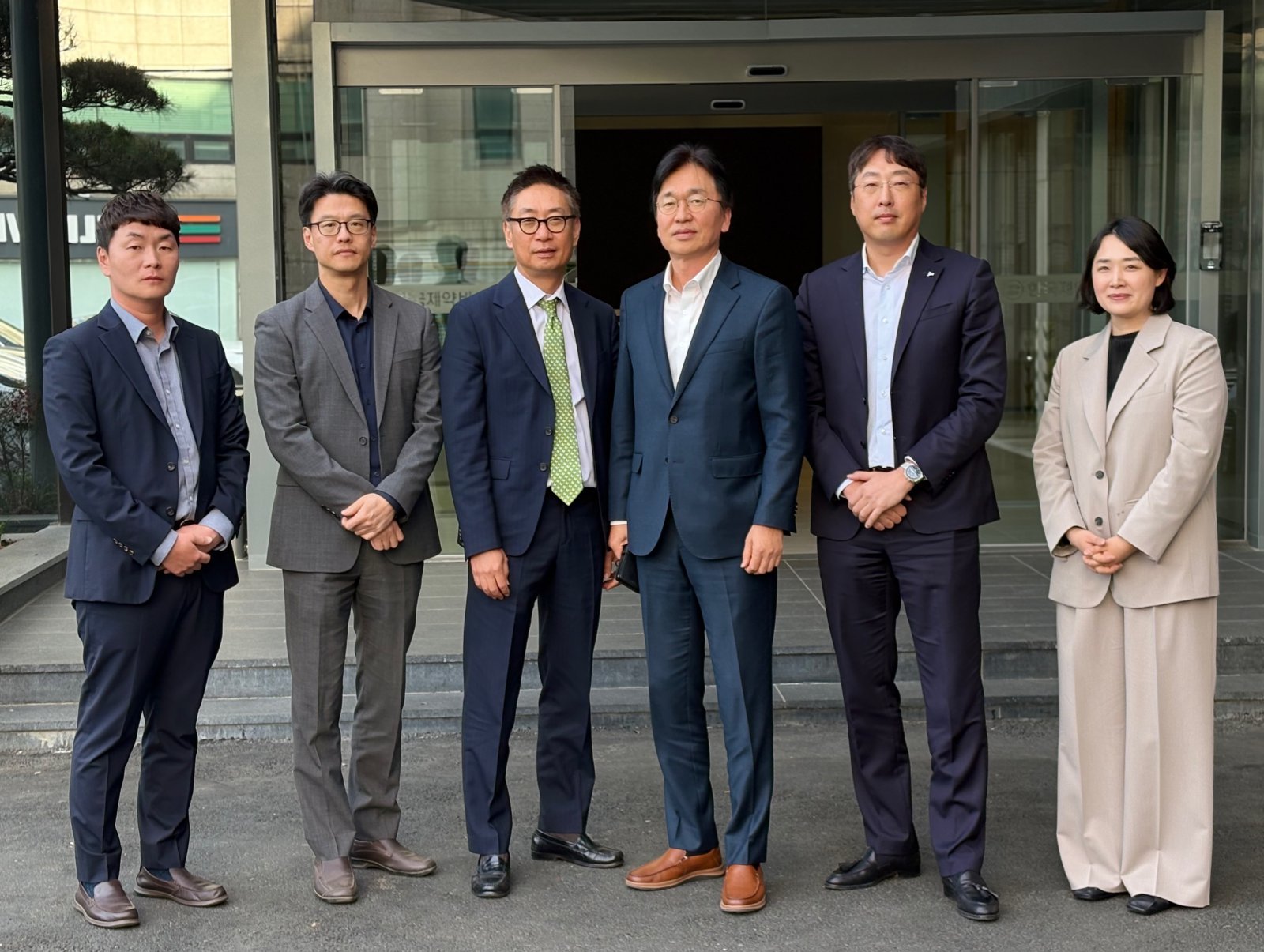 한국제약바이오협회 홍보전문위원회 신임 집행부. 왼쪽부터 이정석 신라젠 이사, 정찬웅 한국제약바이오협회 부본부장, 박재현 제일약품 상무, 문종훈 종근당 이사, 유정재 JW중외제약 실장, 전하나 휴젤 팀장. 사진제공｜한국제약바이오협회