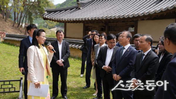 베트남 박닌성 대표단이 K-베트남밸리 조성사업 대상지인 충효당을 방문하고 있다. 사진제공 ㅣ 봉화군