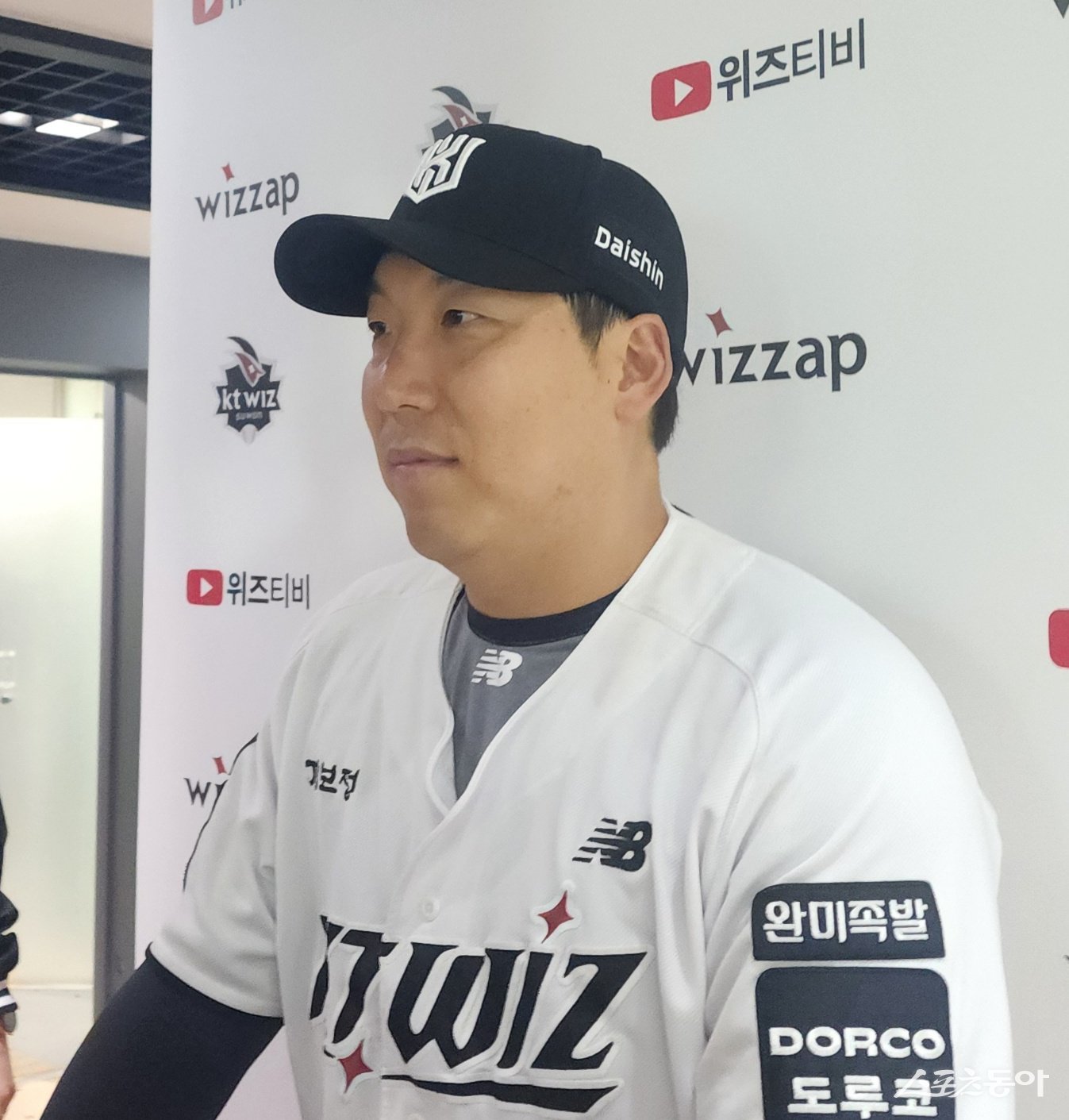 KT 김현수가 23일 수원 KIA전을 끝낸 뒤 취재진과 인터뷰하고 있다. 수원=박정현 기자