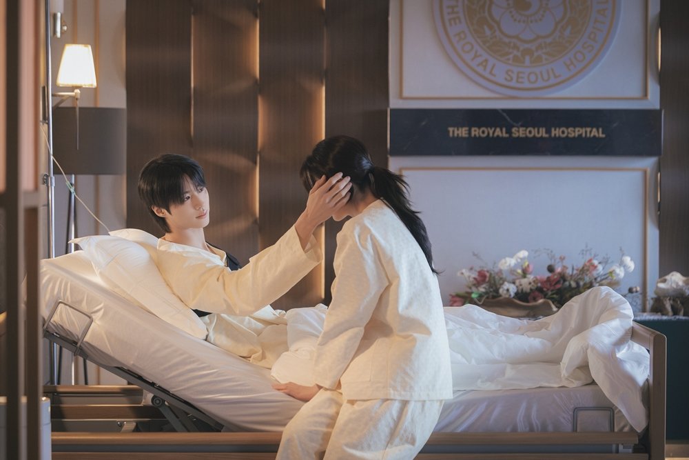 아이유·변우석, 병실 안 꽁냥꽁냥…♥무드 물씬 (21세기 대군부인)