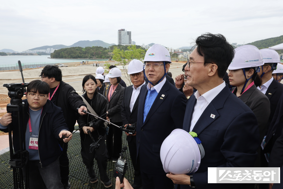 김민석 국무총리가 23일 전남 여수 돌산 진모지구 일대를 둘러보며 박람회 준비 상황을 점검하고 있다. 사진제공=독자제공