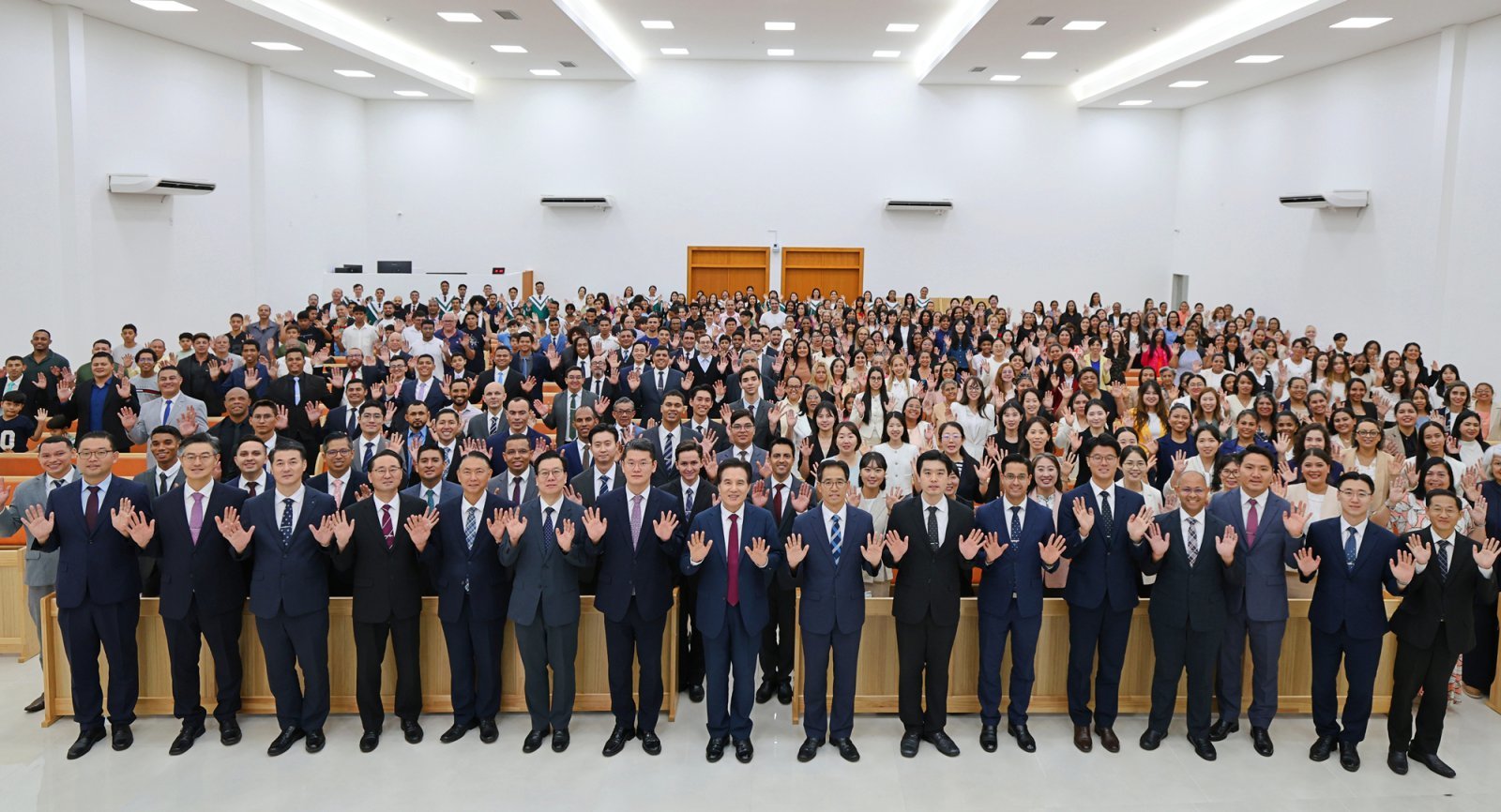 ‘브라질 브라질리아 하나님의 교회’ 헌당식에 참석한 현지 신자들이 밝게 웃고 있다.