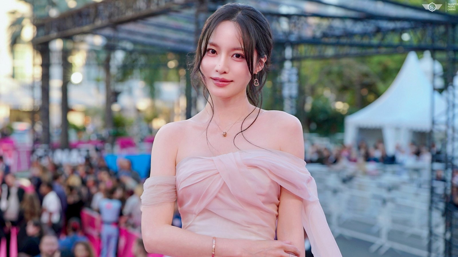 배윤경, ‘젠플루언서’로 칸 달궜다…핑크카펫 장악