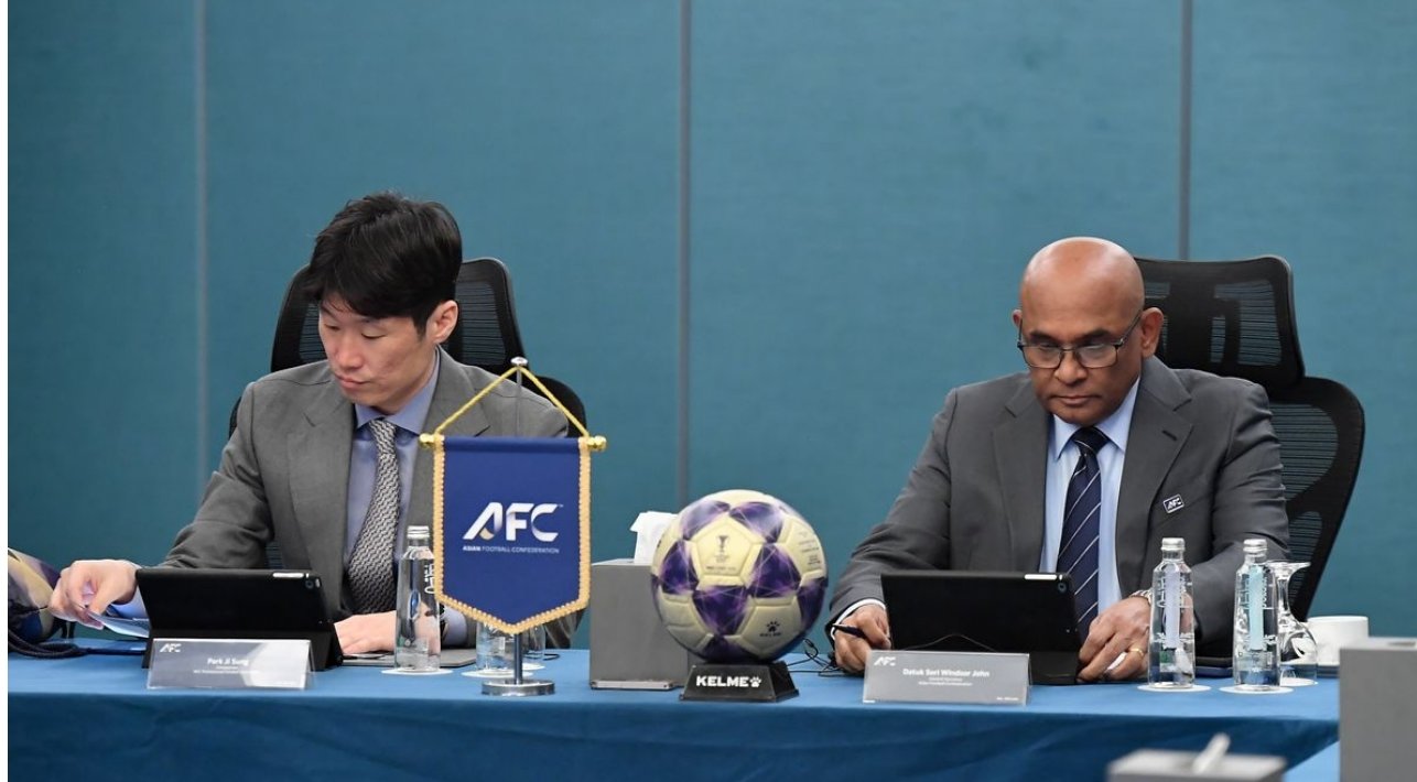 박지성 위원장(왼쪽)이 24일(한국시간) 사우디아라비아 제다에서 진행된 AFC 프로축구위원회 회의에서 안건을 살피고 있다. 사진출처｜AFC