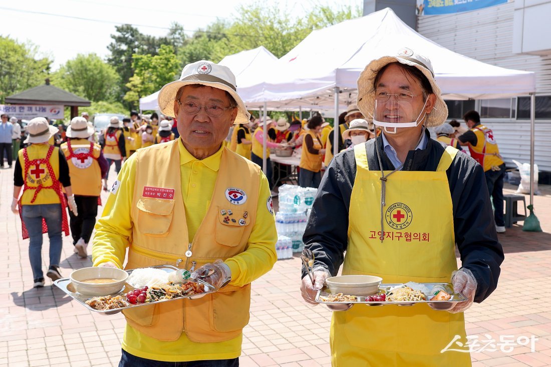 이동환 시장(오른쪽)사진제공ㅣ고양시 