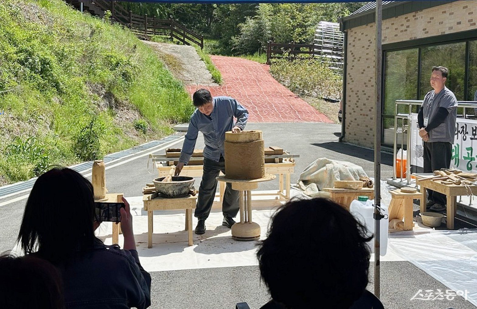 전통기와 제작 체험  모습. 사진제공=장흥군