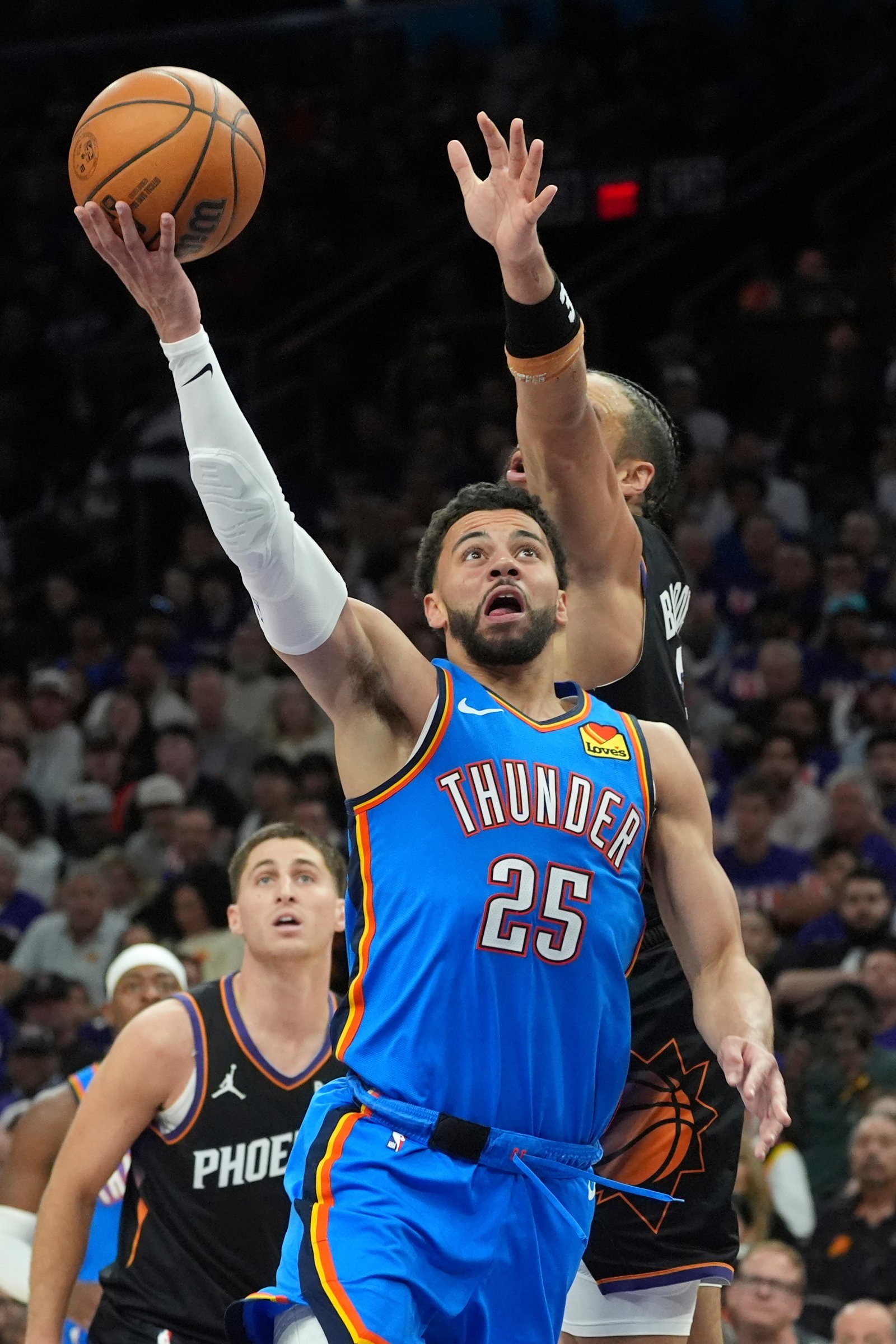 오클라호마시티 아제이 미첼(가운데)이 26일(한국시간) 모기지 매치업 센터에서 열린 NBA PO 1라운드 3차전 도중 딜런 브룩스의 블로킹을 피해 레이업슛을 시도하고 있다. 피닉스｜AP뉴시스