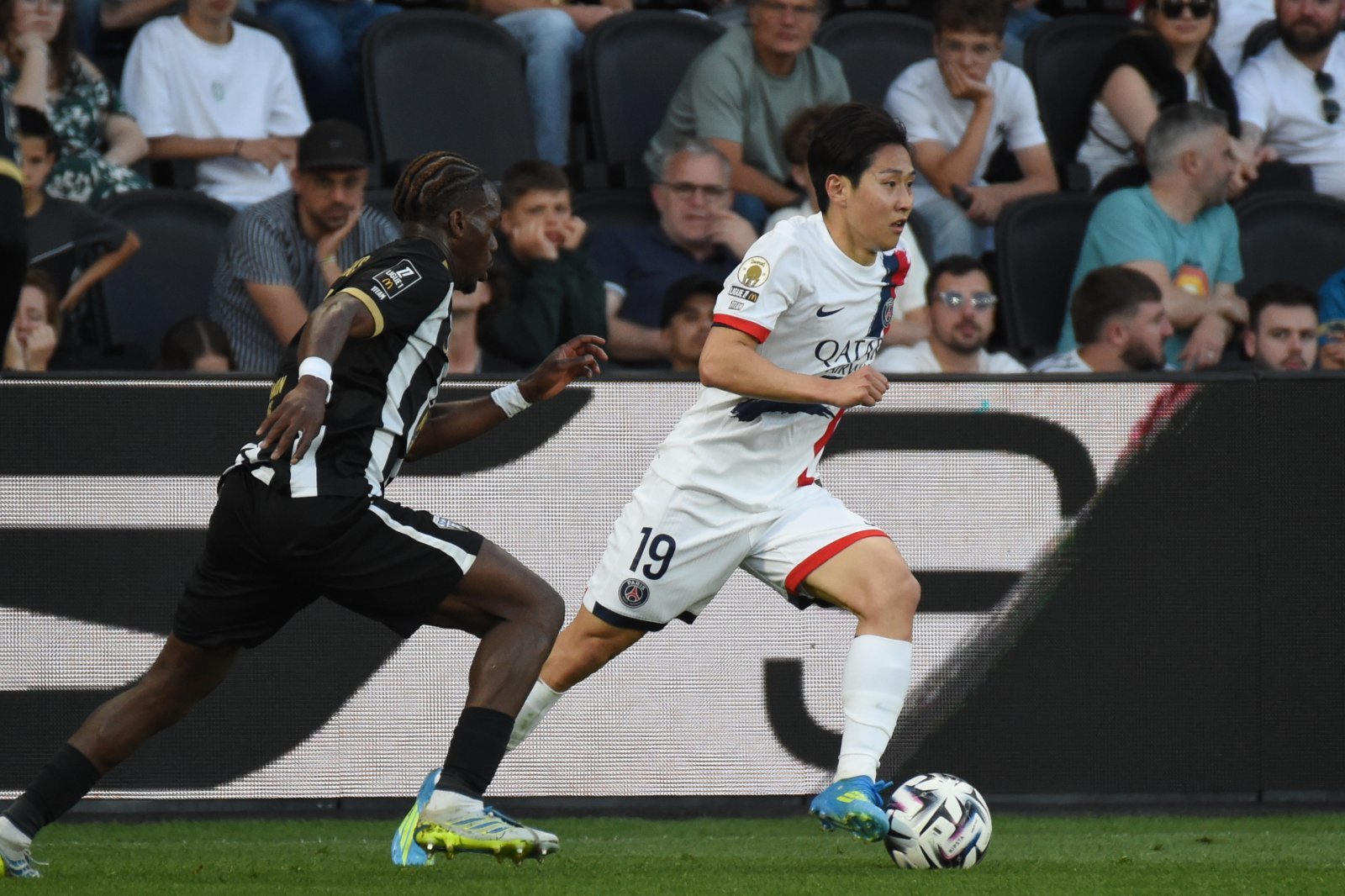 PSG 이강인(오른쪽)이 26일(한국시간) 앙제와의 리그앙 원정경기 도중 드리블 돌파를 시도하고 있다. 앙제｜AP뉴시스
