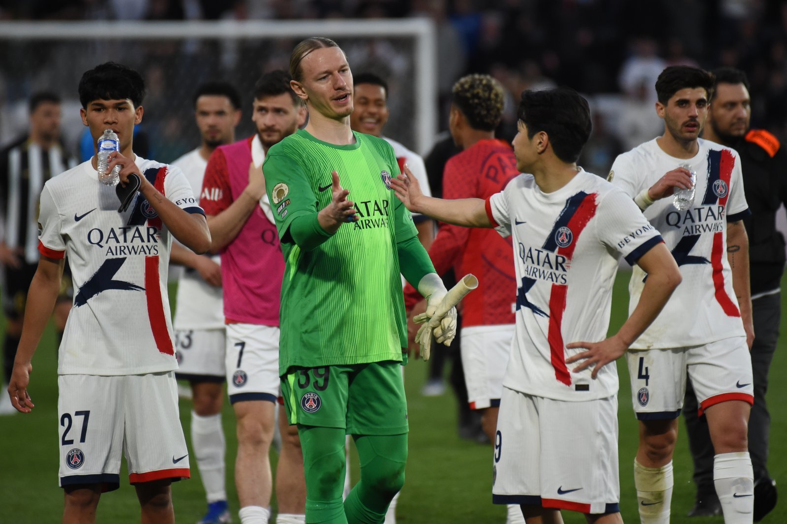PSG 이강인(오른쪽)이 26일(한국시간) 앙제와 리그앙 원정경기를 3-0 승리로 마친 뒤 동료들과 하이파이브를 하고 있다. 앙제｜AP뉴시스