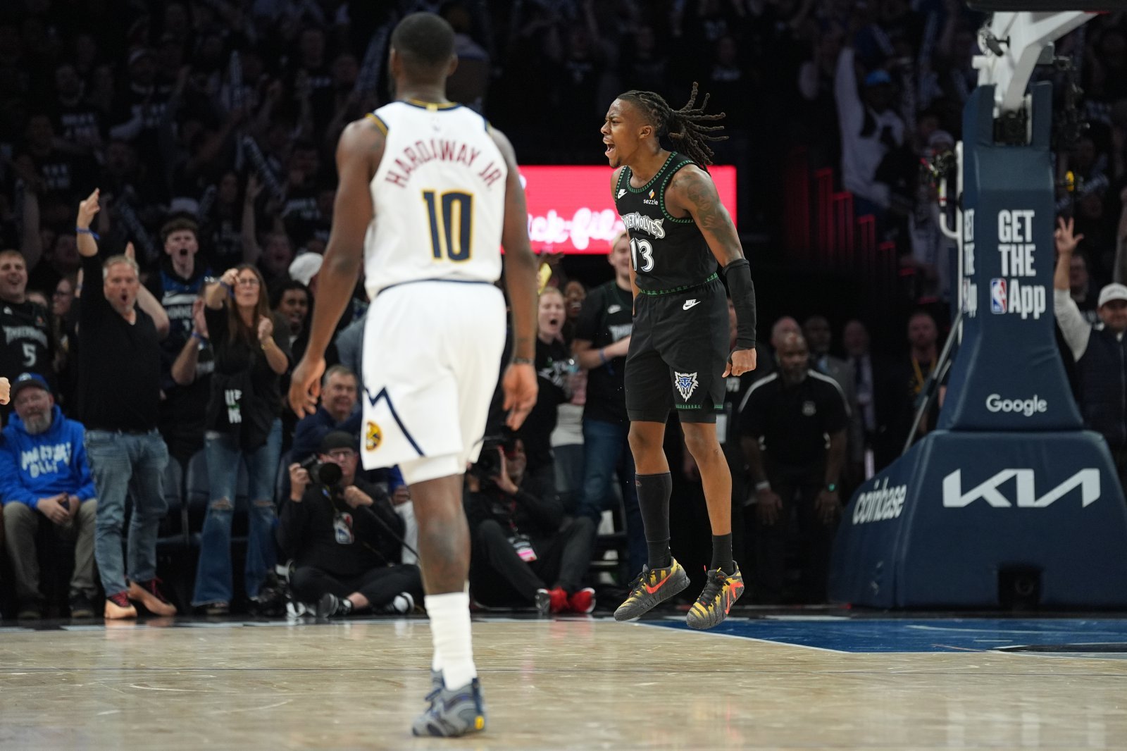 미네소타의 아요 도순무(오른쪽)이 26일(한국시간) 타깃 센터에서 열린 덴버와 NBA PO 1라운드 도중 득점에 성공한 뒤 환호하고 있다. 미네아폴리스｜AP뉴시스