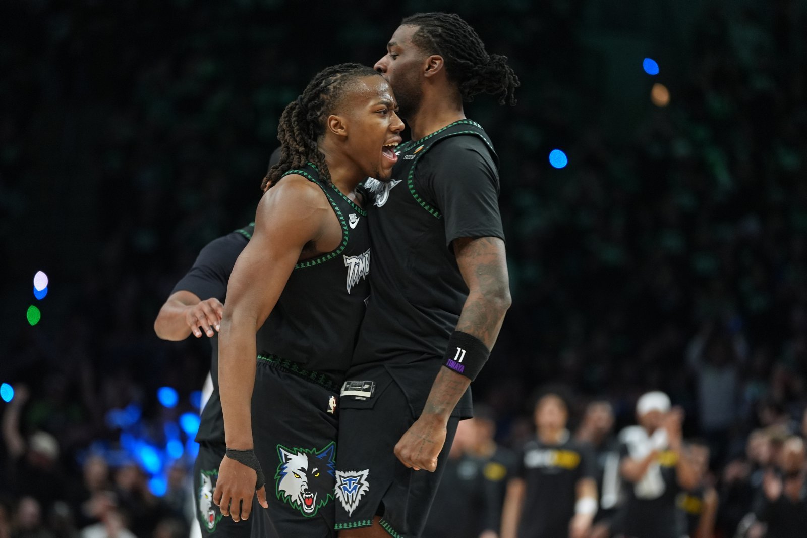 미네소타의 아요 도순무(왼쪽)이 26일(한국시간) 타깃 센터에서 열린 덴버와 NBA PO 1라운드 도중 득점에 성공한 뒤 나즈 리즈와 몸으로 하이파이브 하고 있다. 미네아폴리스｜AP뉴시스