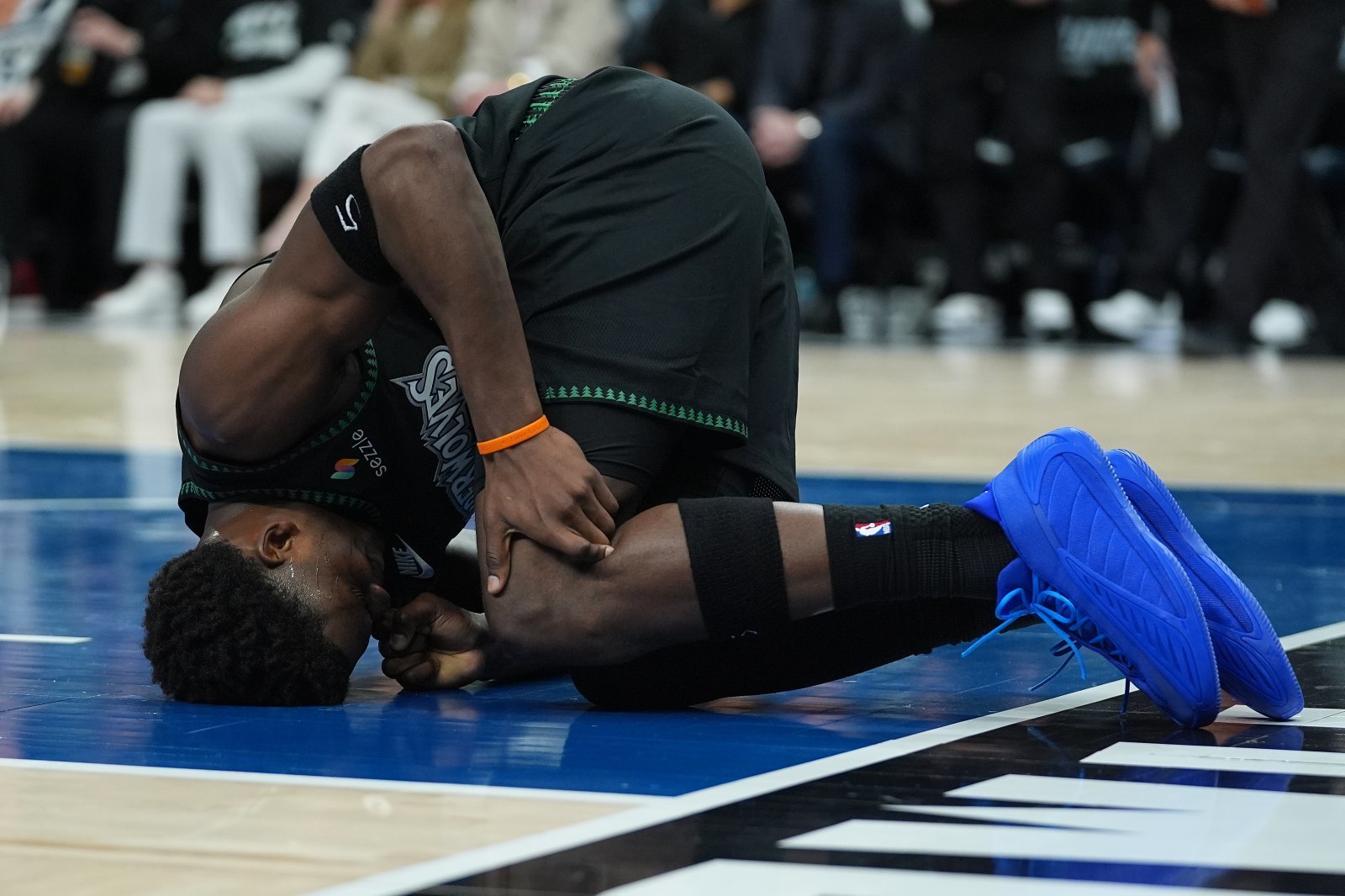 미네소타의 앤서니 에드워즈가 26일(한국시간) 타깃 센터에서 열린 덴버와 NBA PO 1라운드 2쿼터 도중 왼쪽 무릎을 잡고 괴로워하고 있다. 미네아폴리스｜AP뉴시스