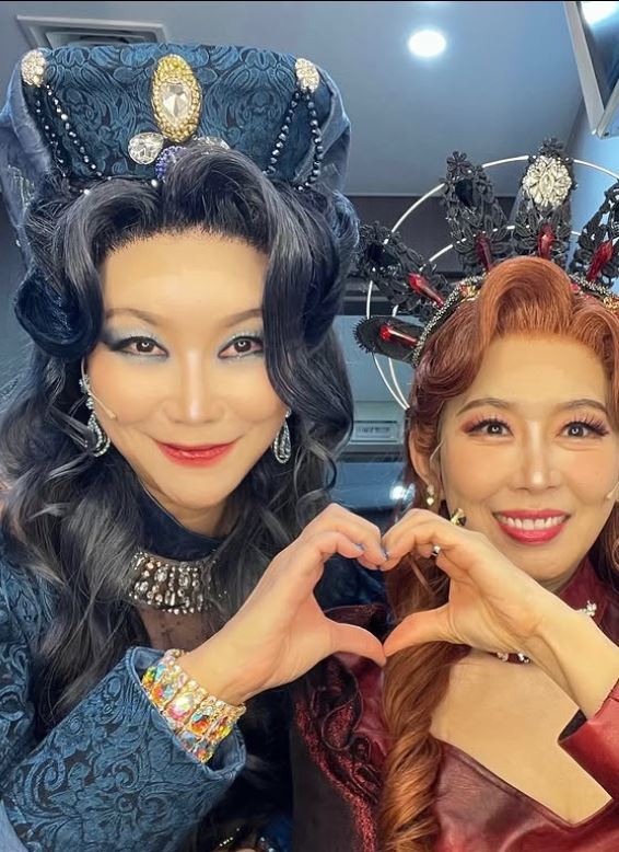 ‘레이디 몬테규’ 김영주(왼쪽)와 ‘레이디 캐퓰럿’ 백주연이 공연 막이 오르기 전 분장식에서 손하트를 만들고 있다.    사진출처 ｜ 백주연 SNS