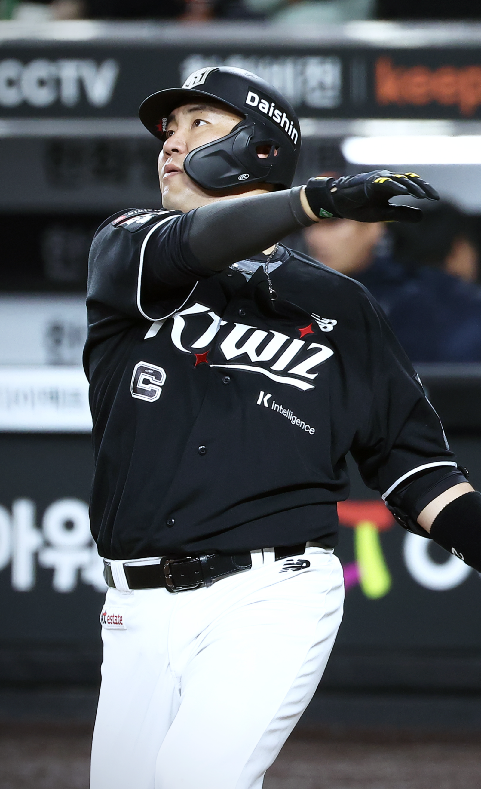 ‘손등 사구’ 장성우, 중수골 부상으로 3주 이탈… 이강철 감독 “그 좋은 라인업이 이틀을 못 가” [SD 잠실 브리핑]