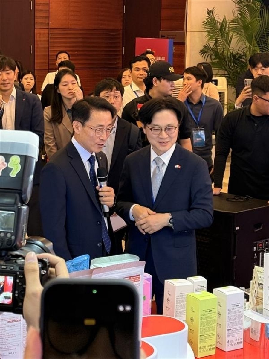 김정관 산업통상부 장관에게 자사 부스를 설명하고 있는 김재겸 롯데홈쇼핑 대표(왼쪽). 사진제공｜롯데홈쇼핑