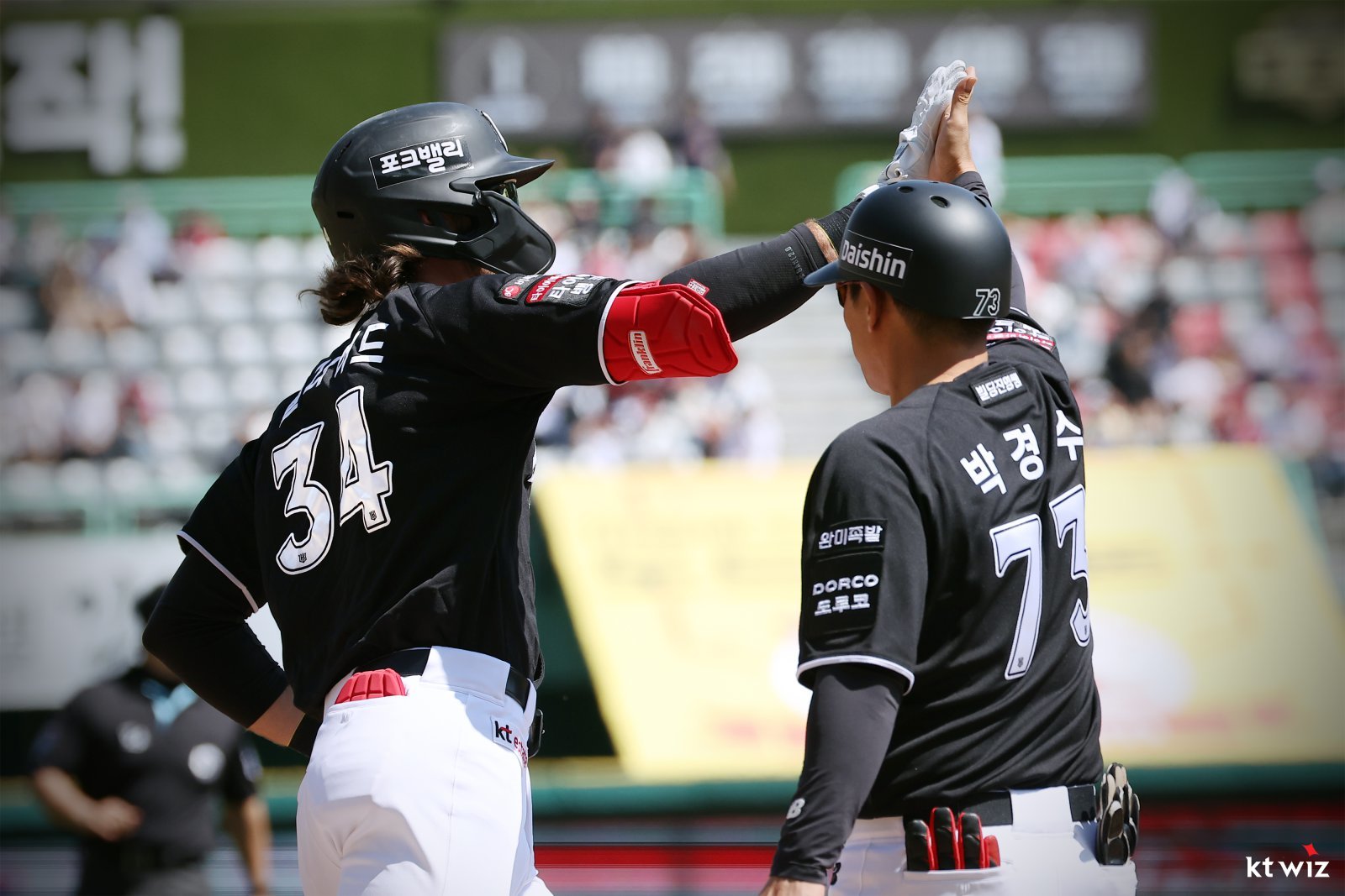 KT 샘 힐리어드(왼쪽)가 26일 인천 SSG전서 홈런을 친 뒤 박경수 1루 주루코치와 세리머니하고  있다. 사진제공｜KT 위즈