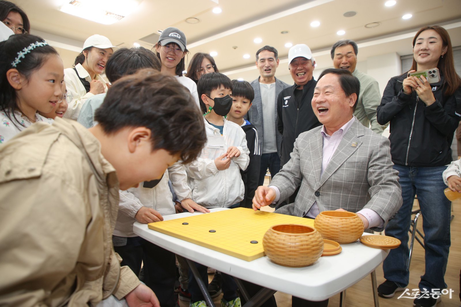 25일 ‘제20회 남양주시장기 바둑대회’에 참석한 주광덕 시장(오른쪽 두번째). 사진제공ㅣ남양주시 
