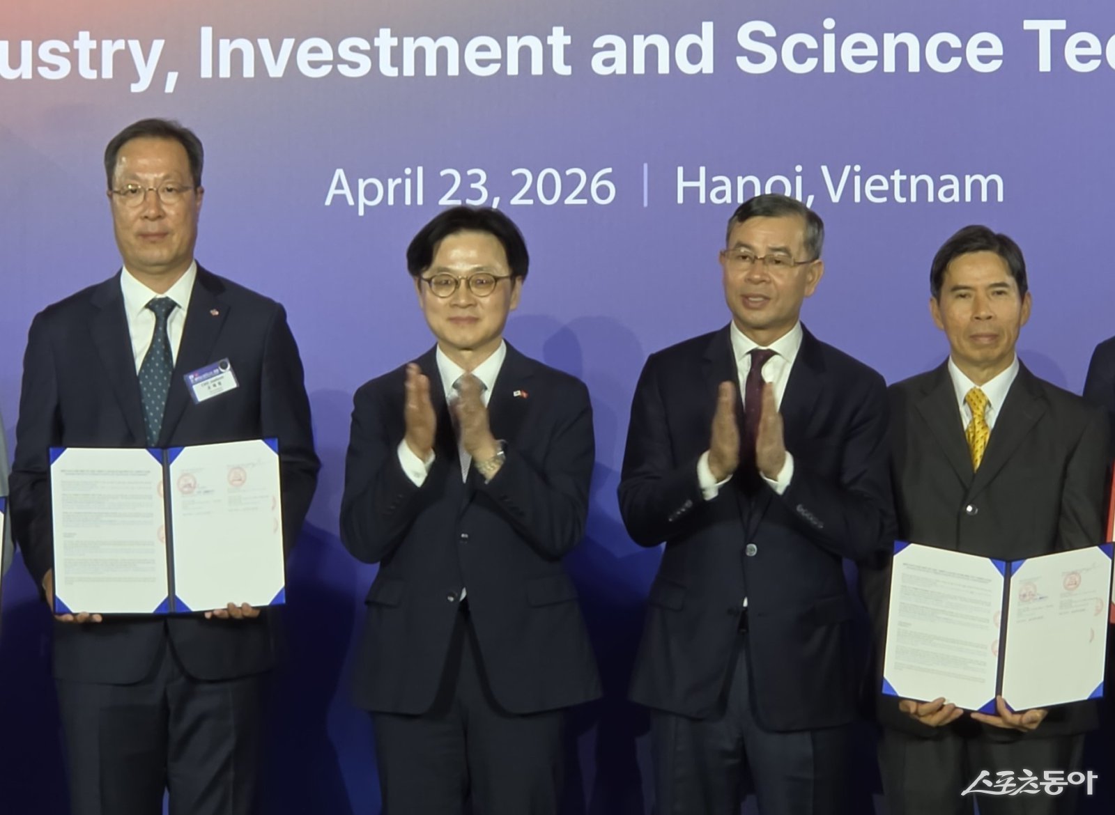 베트남 하노이에서 열린 ‘K-푸드 확산 및 가공식품 시장 선도를 위한 업무협약’ 체결식에 참석한 관계자들이 기념 촬영을 하고 있다. 조재범 CJ제일제당 식품아태본부장, 김정관 산업통상자원부 장관, 응오 반 뚜언 베트남 재무부 장관, 응우옌 득 따이 MWG 회장(왼쪽부터). 사진제공｜CJ제일제당