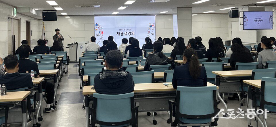 전라남도교육청이 지난 23일 전라남도교육청순천만생태문화교육원에서 도내 직업계고 3학년 학생 및 교직원을 대상으로 ‘2026학년도 괜찮은 일자리 채용설명회(1회차)’를 성황리에 개최했다. 사진제공=전라남도교육청