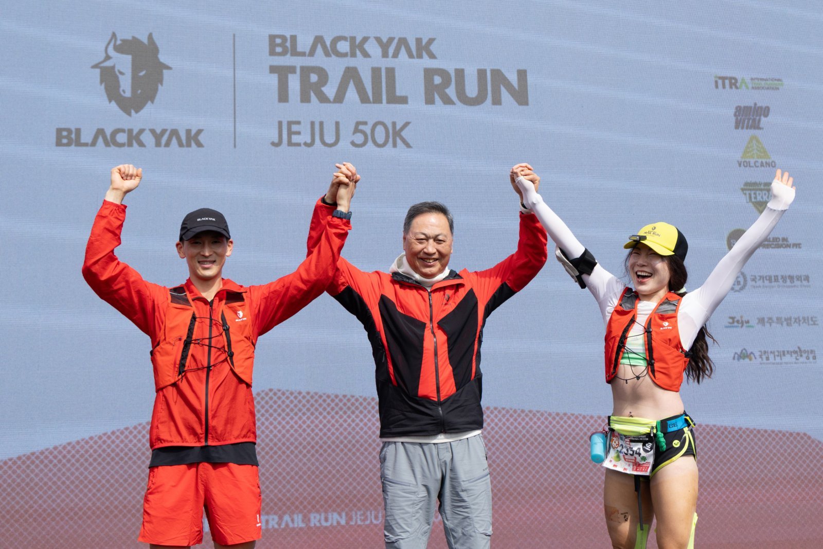 ‘블랙야크 트레일 런 제주 50K’에서 50K부문 1위를 차지한 이규호 선수(좌, 남자부)와 민소연 선수(우, 여자부)가 BYN블랙야크그룹 강태선 회장(가운데)과 기념촬영을 하고 있다