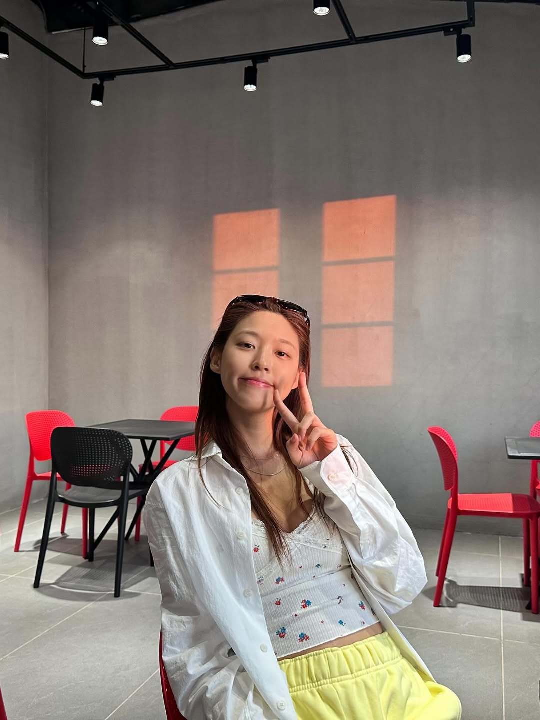 설현 근황 포착…불가사리 잡고 ‘느좋’ 카페서 힐링 [DA★]