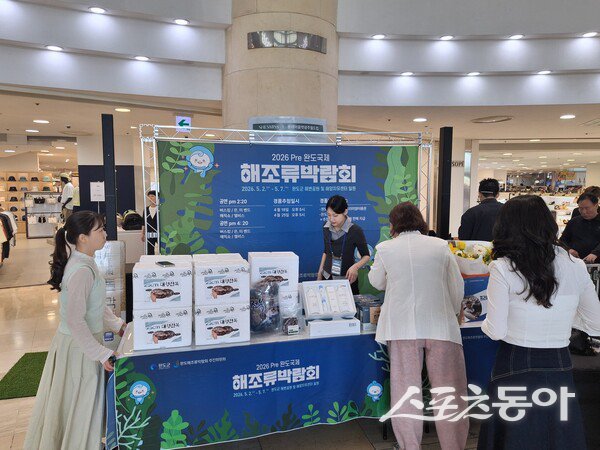 완도군은 ‘Pre 완도국제해조류박람회’ 개최를 앞두고 홍보에 박차를 가하고자 지난 18일과 25일 롯데아울렛 광주월드컵점 광장에서 오프라인 팝업 이벤트를 열어 큰 호응을 얻었다. 사진제공=완도군
