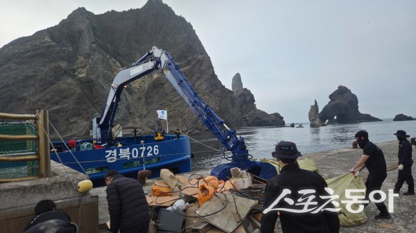 경상북도 해양환경정화선 ‘경북0726호’가 독도 해역 폐기물 수거 활동을 하고 있다. 사진제공 ㅣ 경북도
