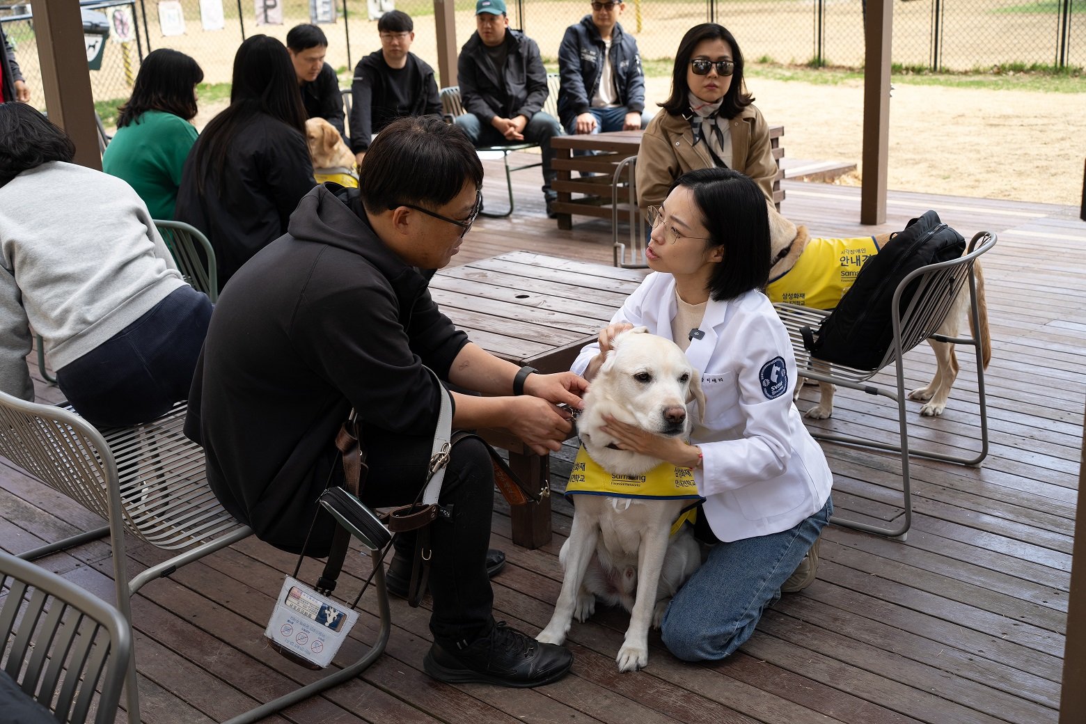 안내견의 건강 상담을 진행하고 있는 소노수의재단 이애리 원장(오른쪽)     사진제공 ｜소노수의재단