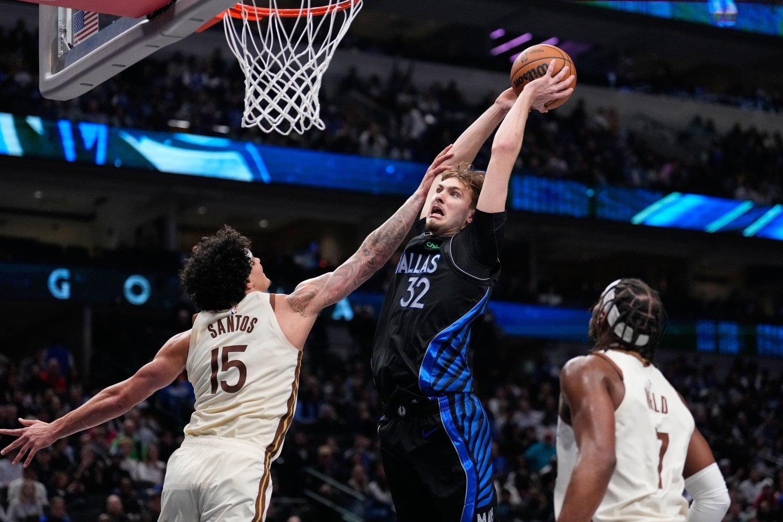 댈러스 쿠퍼 플래그(가운데)가 28일 NBA 2025~2026시즌 신인왕을 차지했다. 올해 1월 골든스테이트전에서 두 핸드 덩크슛을 시도하는 플래그. 댈러스｜AP뉴시스