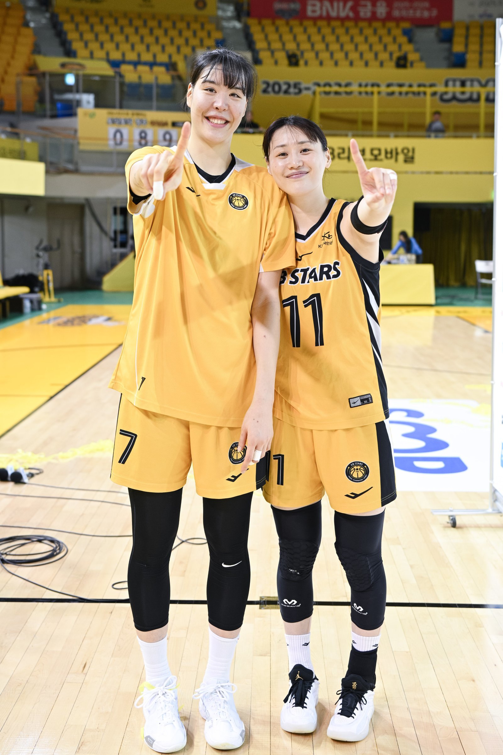 이번 시즌이 끝나고 FA 자격을 얻는 박지수(왼쪽), 강이슬의 잔류는 KB스타즈의 왕조 구축을 위해 매우 중요한 과제다. 사진제공ㅣWKBL