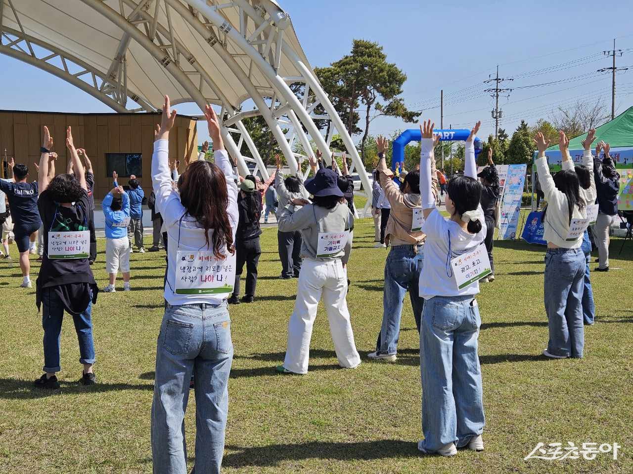 ‘함께 걸으며 치매 극복해요!’ 걷기행사 참가자들이 걷기 전 몸을 푸는 준비운동을 하고 있다. 사진제공=고흥군