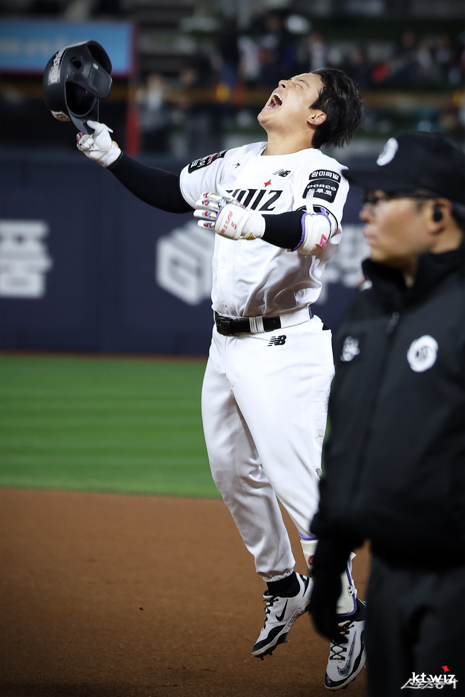 “우리가 창” KT, LG 꺾고 선두 수성…강민성, 데뷔 첫 끝내기로 1·2위 맞대결 종지부 [SD 수원 리포트]