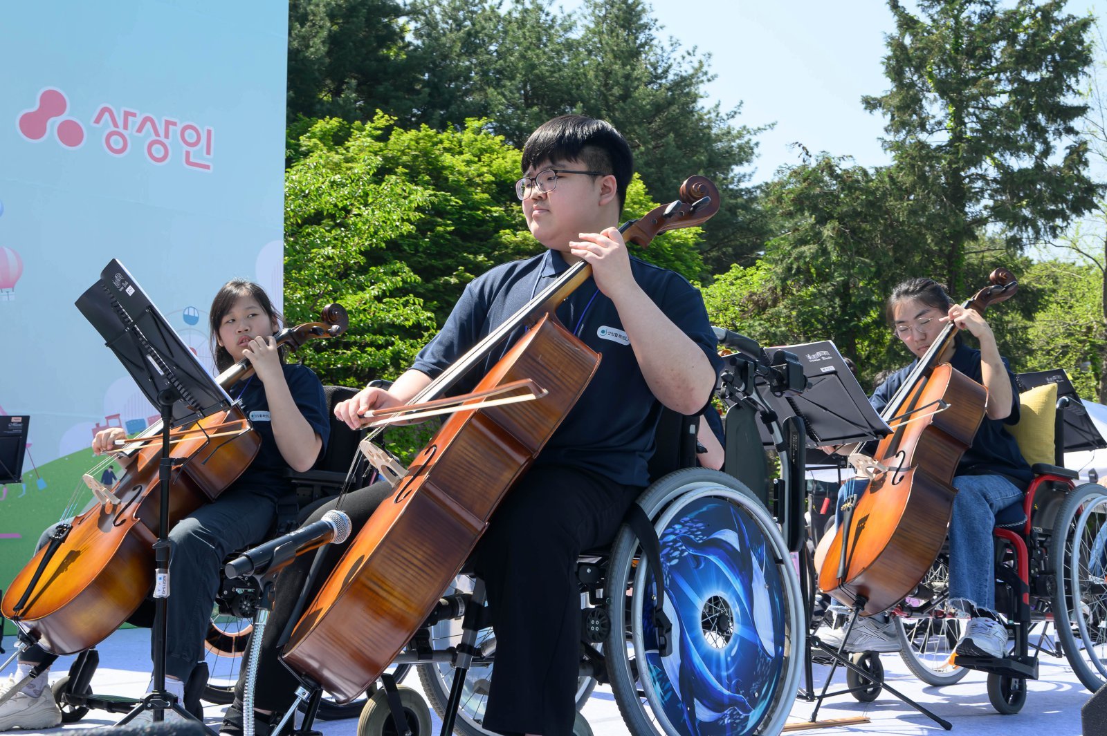 감사패를 받고 있는 유준원 상상인 대표(위 사진 왼쪽)와 ‘상상휠 하모니 오케스트라’ 공연 모습. 사진제공｜상상인 