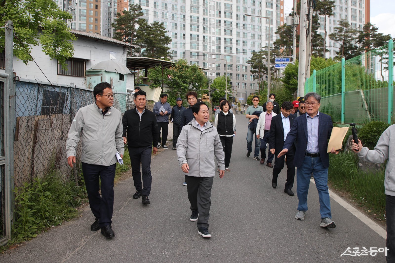 가운고등학교 통학로 도로 개설 사업 현장을 방문한 주광덕 시장(가운데)  사진제공ㅣ남양주시 