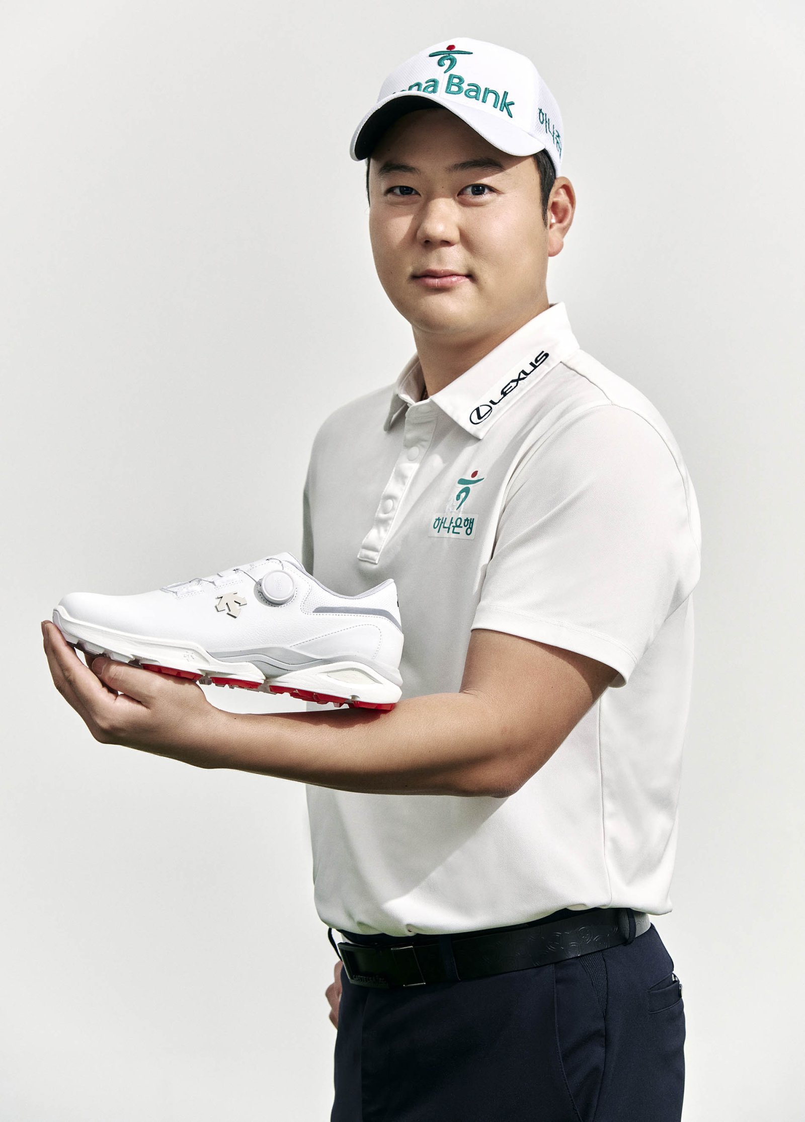 데상트골프화를 신고 지난 26일 아시안투어 싱가포르 오픈에서 우승을 차지한 함정우. 사진제공 | 데상트골프