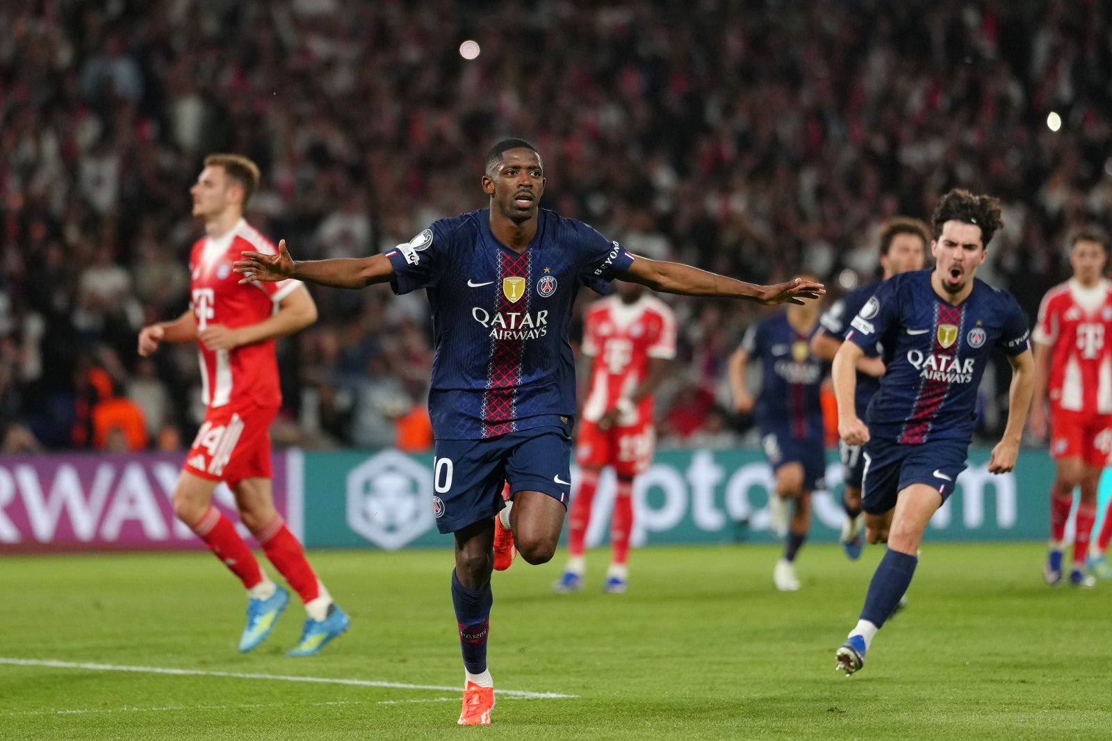 PSG 뎀벨레(왼쪽 2번째)가 29일(한국시간) 프랑스 파리의 파르크 데 프랭스에서 벌어진 바이에른 뮌헨과 UCL 4강 1차전 홈 경기서 4-2로 앞선 후반 13분 추가 골을 터트린 뒤 환호하고 있다. 파리│AP뉴시스