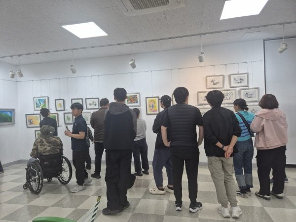 봉화정자문화생활관 누정갤러리에서 군민들이 전시를 관람하고 있다. 사진제공 ㅣ 봉화군