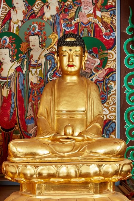 경상북도 유형문화유산으로 지정된 용문사 ‘소조약사여래좌상’. 사진제공 ㅣ 예천군