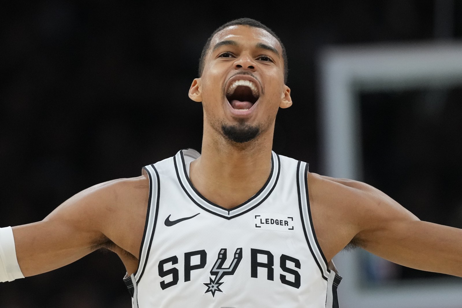 샌안토니오 빅토르 웸반야마가 29일(한국시간) 프로스트뱅크 센터서 열린 포틀랜드와 NBA PO 1라운드 1쿼터 도중 득점에 성공한 뒤 포효하고 있다. 샌안토니오｜AP뉴시스