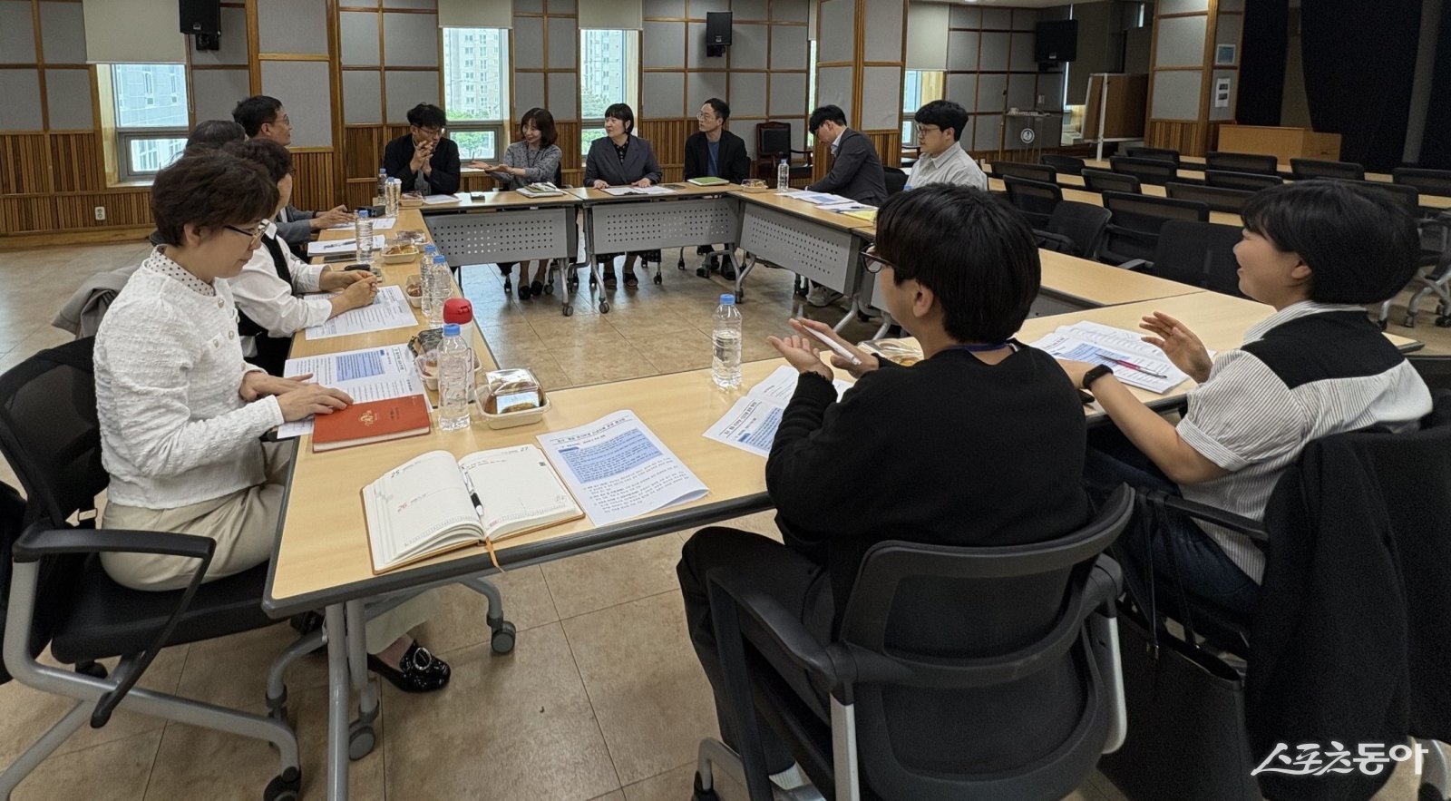 광주시교육청은 지난 28일 구 광주교육연구정보원 소강당에서 광주동·서부교육지원청 담당자와 조선대학교병원 병원형Wee센터, 국립나주병원 보듬Wee센터, 지역별 마음건강증진센터 등 학생 마음건강 지원 전문기관 관계자 등 13명이 참석한 가운데 ‘정서·행동 위기학생 긴급지원 관련 전문기관 협의회’를 개최했다. 사진제공=광주광역시교육청
