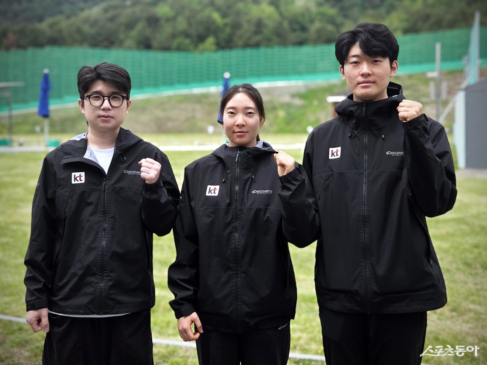 KT 박하준, 장국희, 정승우(왼쪽부터)가 29일 창원국제사격장서 제1회 농협은행배 전국사격대회를 앞두고 결의를 다지고 있다. 사진제공｜kt sports
