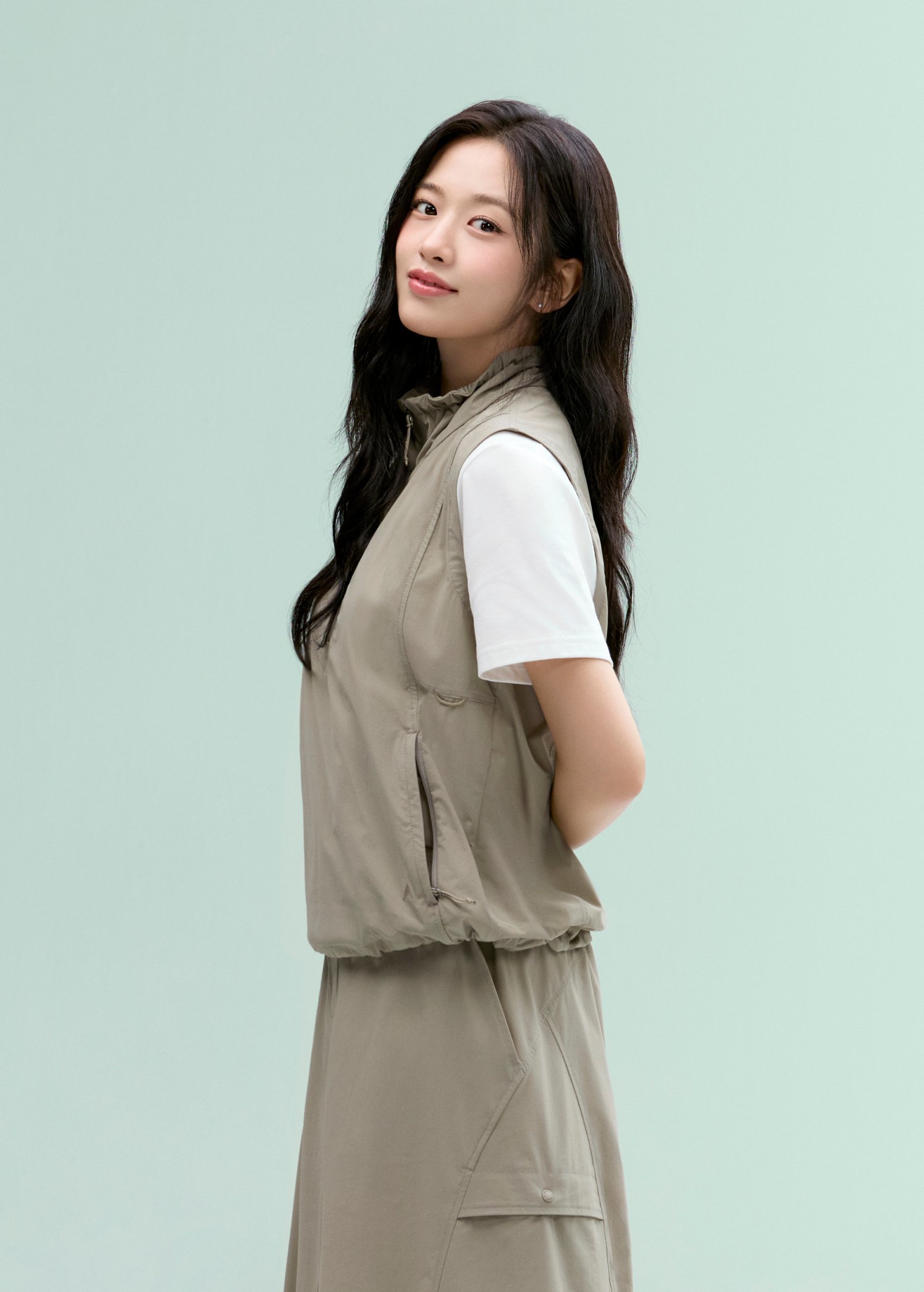 네파 ‘SS 여름 의류 컬렉션’ 화보컷. 모델 안유진