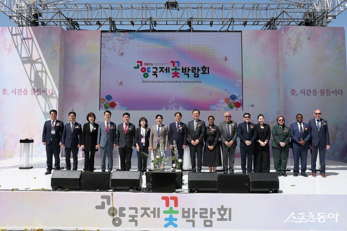 이동환 고양시장(가운데)이 지난 24일 꽃향기 가득한 5월, 인생샷 남기고 싶다면 고양국제꽃박람회개막식에 참석하고 있다. 사진제공ㅣ고양시 
