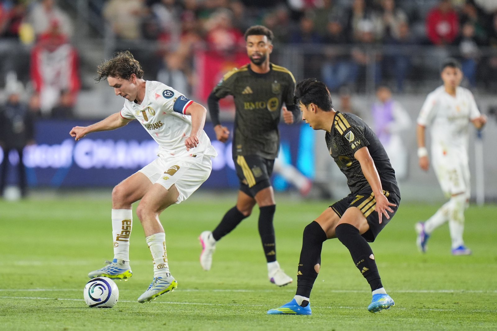 LAFC 손흥민(오른쪽 끝)이 30일(한국 시간) BMO스타디움서 열린 톨루카전 도중 수비에 가담해 상대 선수를 마크하고 있다. LA｜AP뉴시스